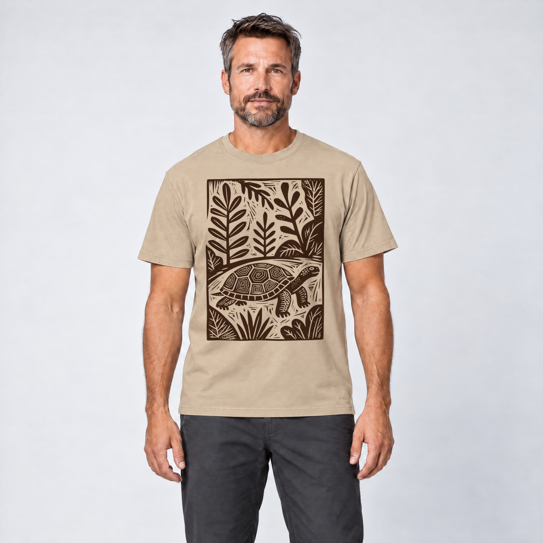 Mann trägt Schildkröte im Linolschnitt – T-Shirt Unisex in Sand, Ansicht von vorn