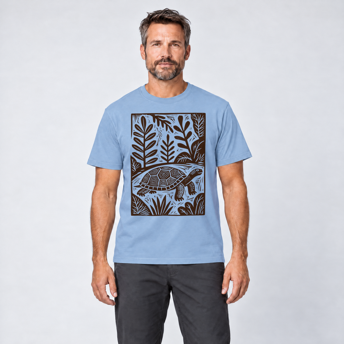 Mann trägt Schildkröte im Linolschnitt – T-Shirt Unisex in Himmelblau, Ansicht von vorn
