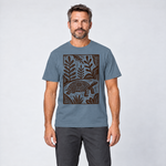 Mann trägt Schildkröte im Linolschnitt – T-Shirt Unisex in Steinblau, Ansicht von vorn