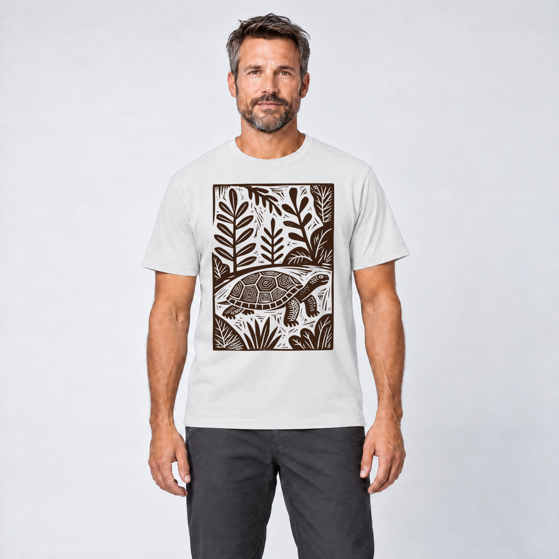 Mann trägt Schildkröte im Linolschnitt – T-Shirt Unisex in Weiß, Ansicht von vorn