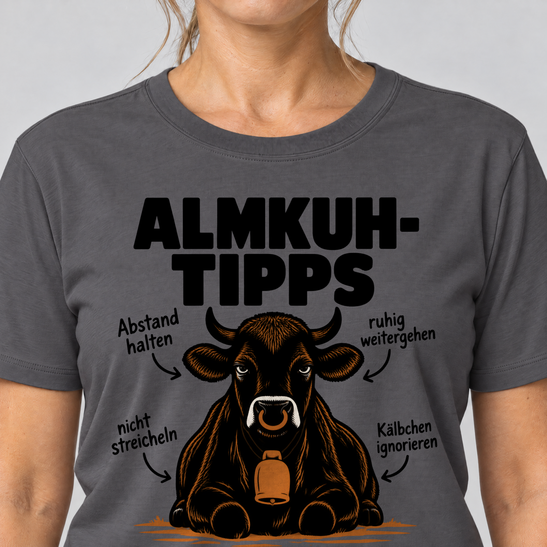Nahaufnahme des Drucks: Sie hat Vorfahrt – T-Shirt Unisex in Dunkelgrau, von einer Frau getragen