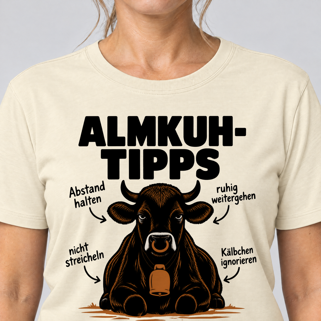 Nahaufnahme des Drucks: Sie hat Vorfahrt – T-Shirt Unisex in Natur, von einer Frau getragen