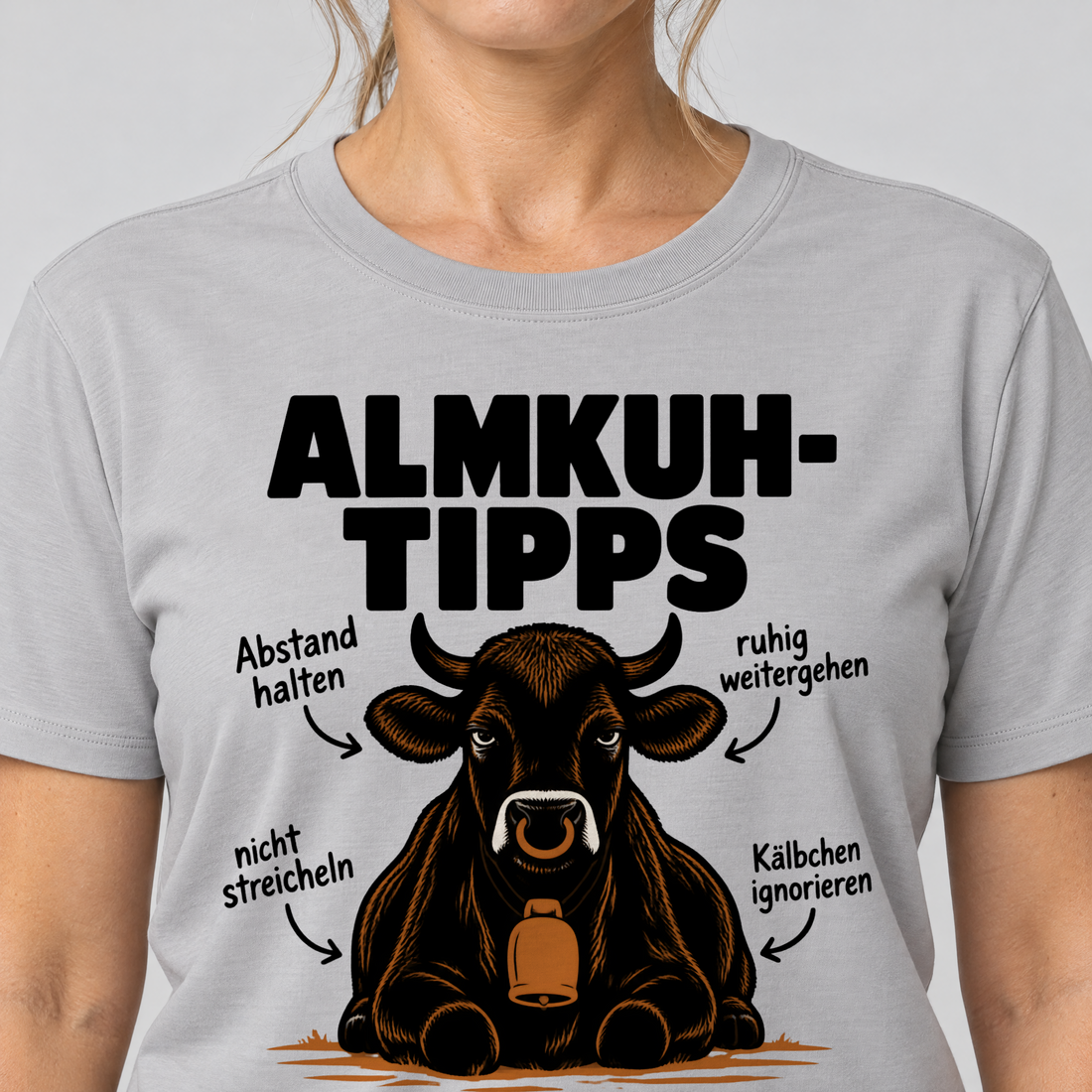 Nahaufnahme des Drucks: Sie hat Vorfahrt – T-Shirt Unisex in Hellgrau, von einer Frau getragen