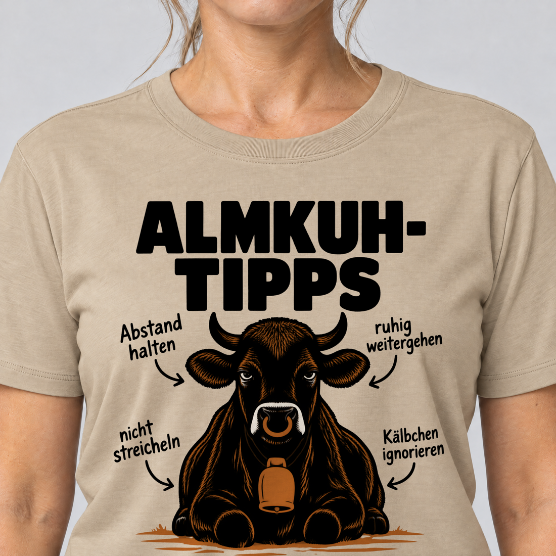 Nahaufnahme des Drucks: Sie hat Vorfahrt – T-Shirt Unisex in Sand, von einer Frau getragen