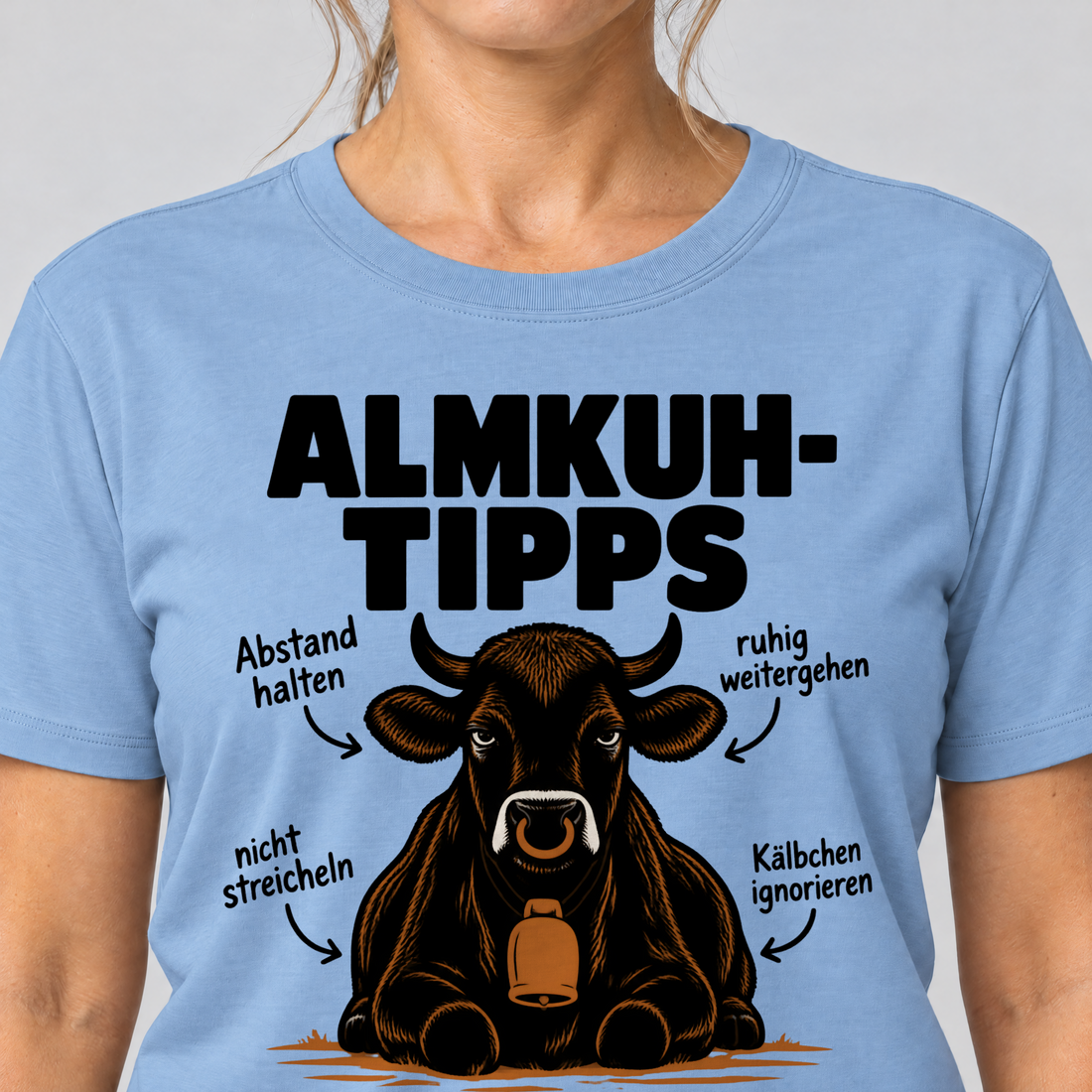 Nahaufnahme des Drucks: Sie hat Vorfahrt – T-Shirt Unisex in Himmelblau, von einer Frau getragen