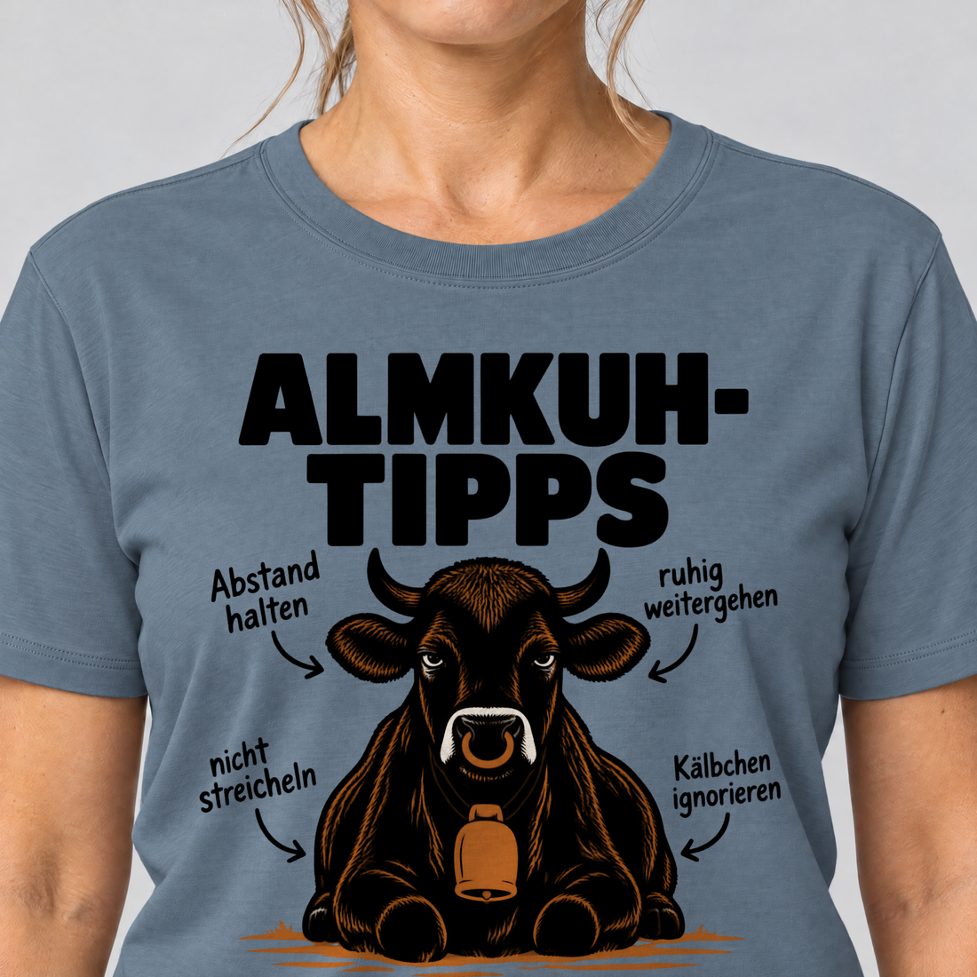 Nahaufnahme des Drucks: Sie hat Vorfahrt – T-Shirt Unisex in Steinblau, von einer Frau getragen