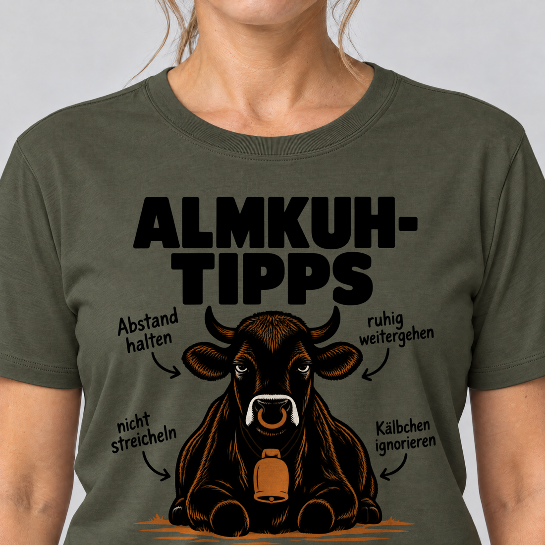 Nahaufnahme des Drucks: Sie hat Vorfahrt – T-Shirt Unisex in Oliv, von einer Frau getragen