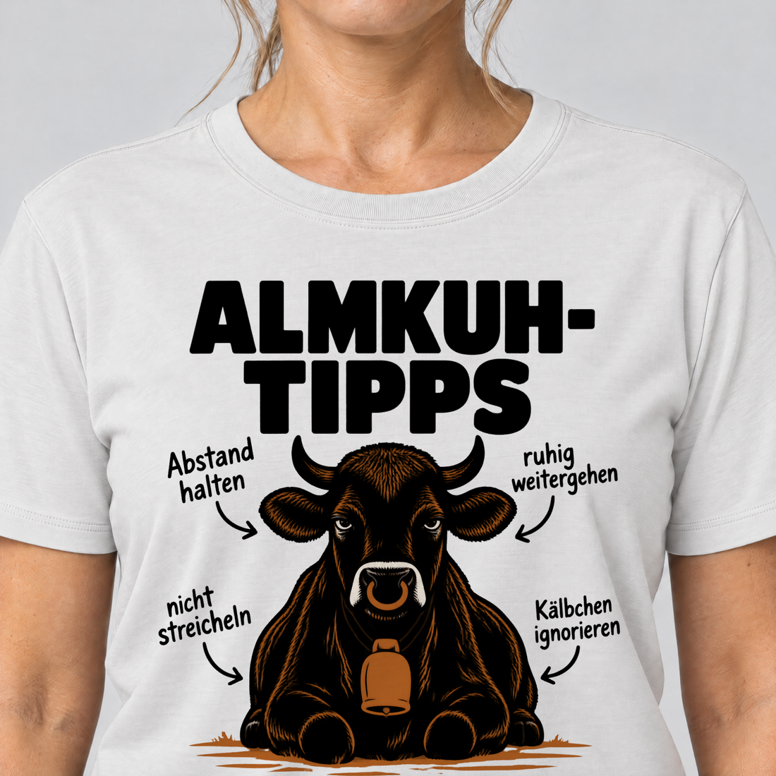Nahaufnahme des Drucks: Sie hat Vorfahrt – T-Shirt Unisex in Weiß, von einer Frau getragen
