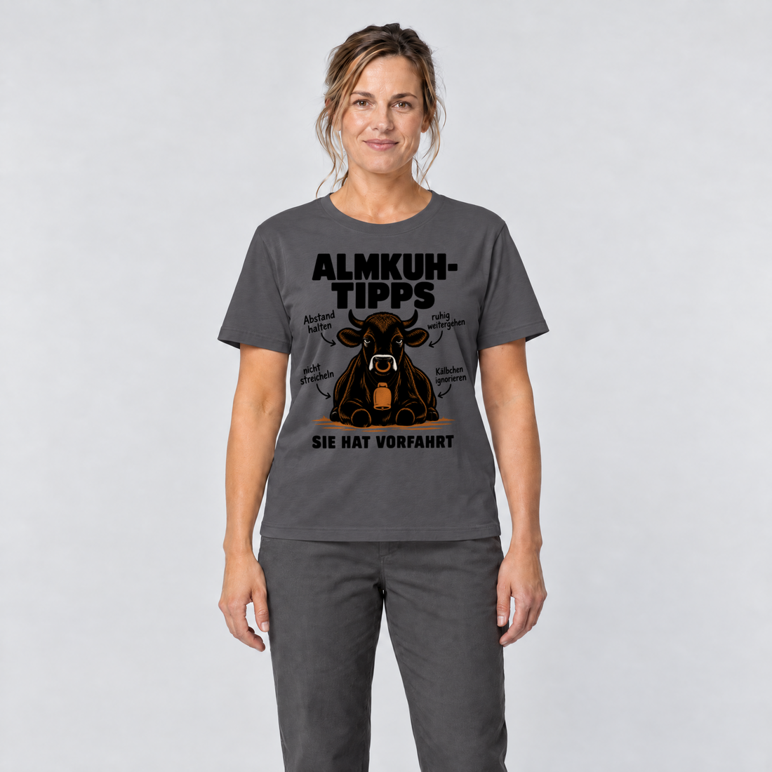 Frau trägt Sie hat Vorfahrt – T-Shirt Unisex in Dunkelgrau, Ansicht von vorn