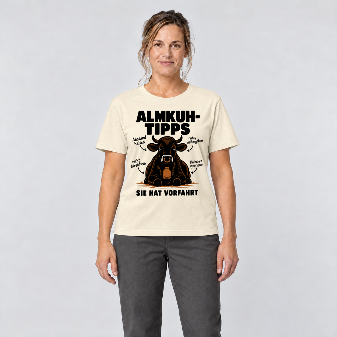Frau trägt Sie hat Vorfahrt – T-Shirt Unisex in Natur, Ansicht von vorn