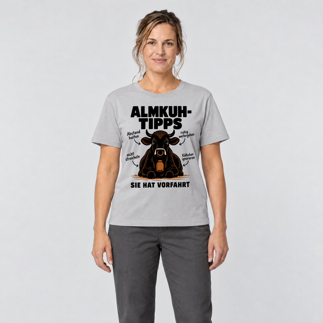 Frau trägt Sie hat Vorfahrt – T-Shirt Unisex in Hellgrau, Ansicht von vorn