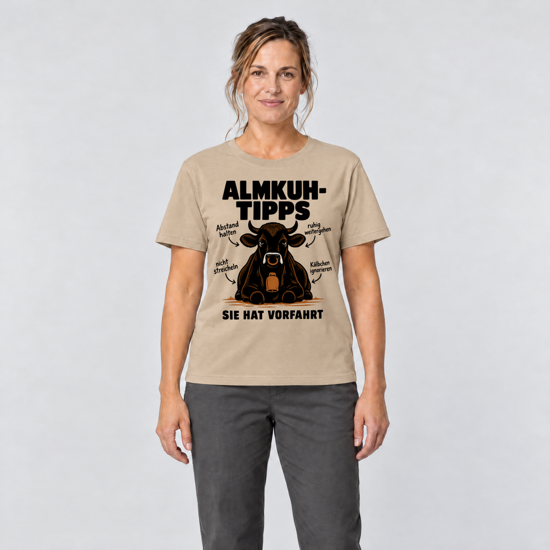 Frau trägt Sie hat Vorfahrt – T-Shirt Unisex in Sand, Ansicht von vorn