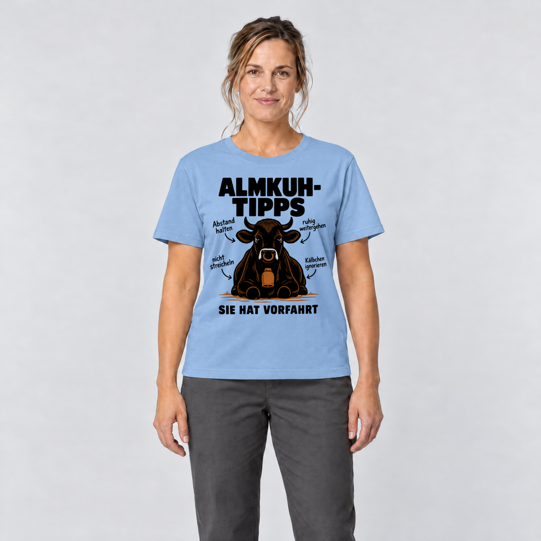 Frau trägt Sie hat Vorfahrt – T-Shirt Unisex in Himmelblau, Ansicht von vorn