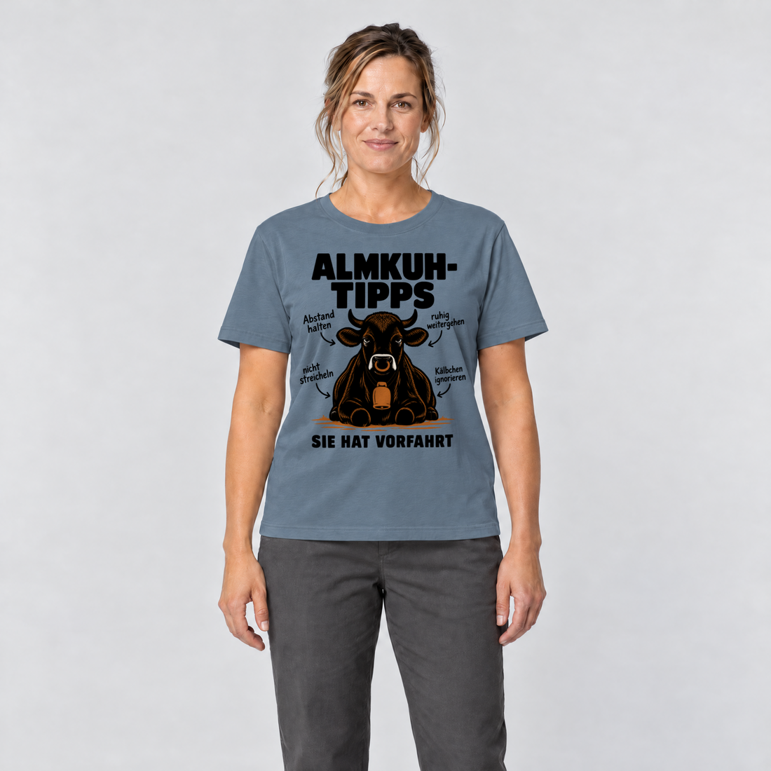Frau trägt Sie hat Vorfahrt – T-Shirt Unisex in Steinblau, Ansicht von vorn