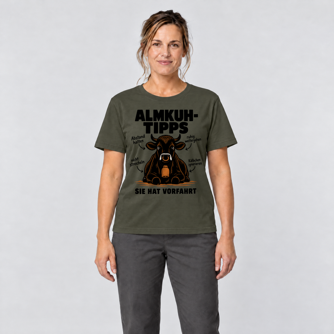 Frau trägt Sie hat Vorfahrt – T-Shirt Unisex in Oliv, Ansicht von vorn