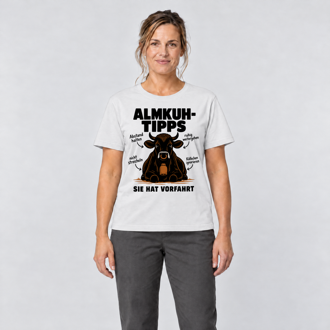 Frau trägt Sie hat Vorfahrt – T-Shirt Unisex in Weiß, Ansicht von vorn