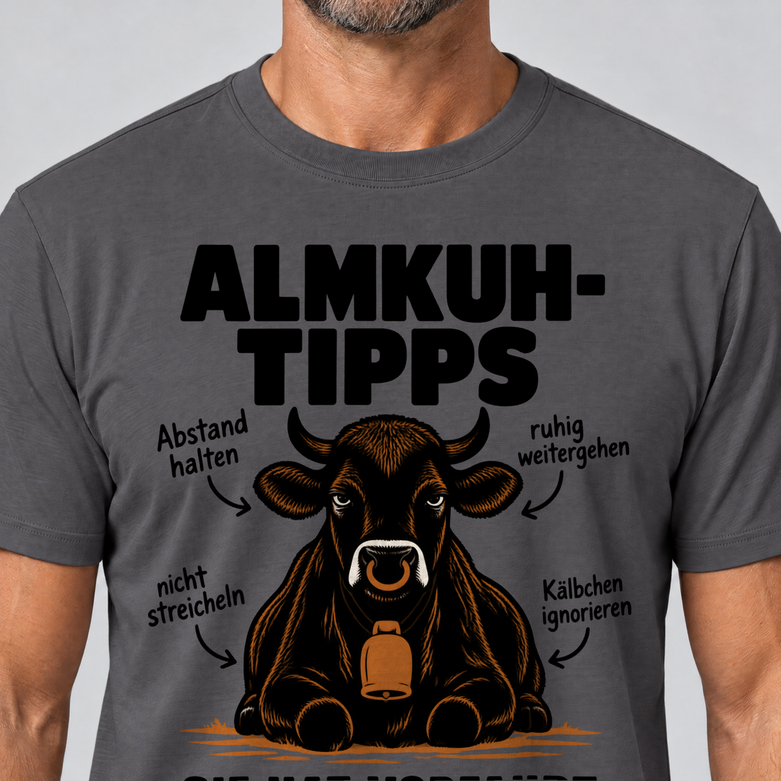 Nahaufnahme des Drucks: Sie hat Vorfahrt – T-Shirt Unisex in Dunkelgrau, von einem Mann getragen