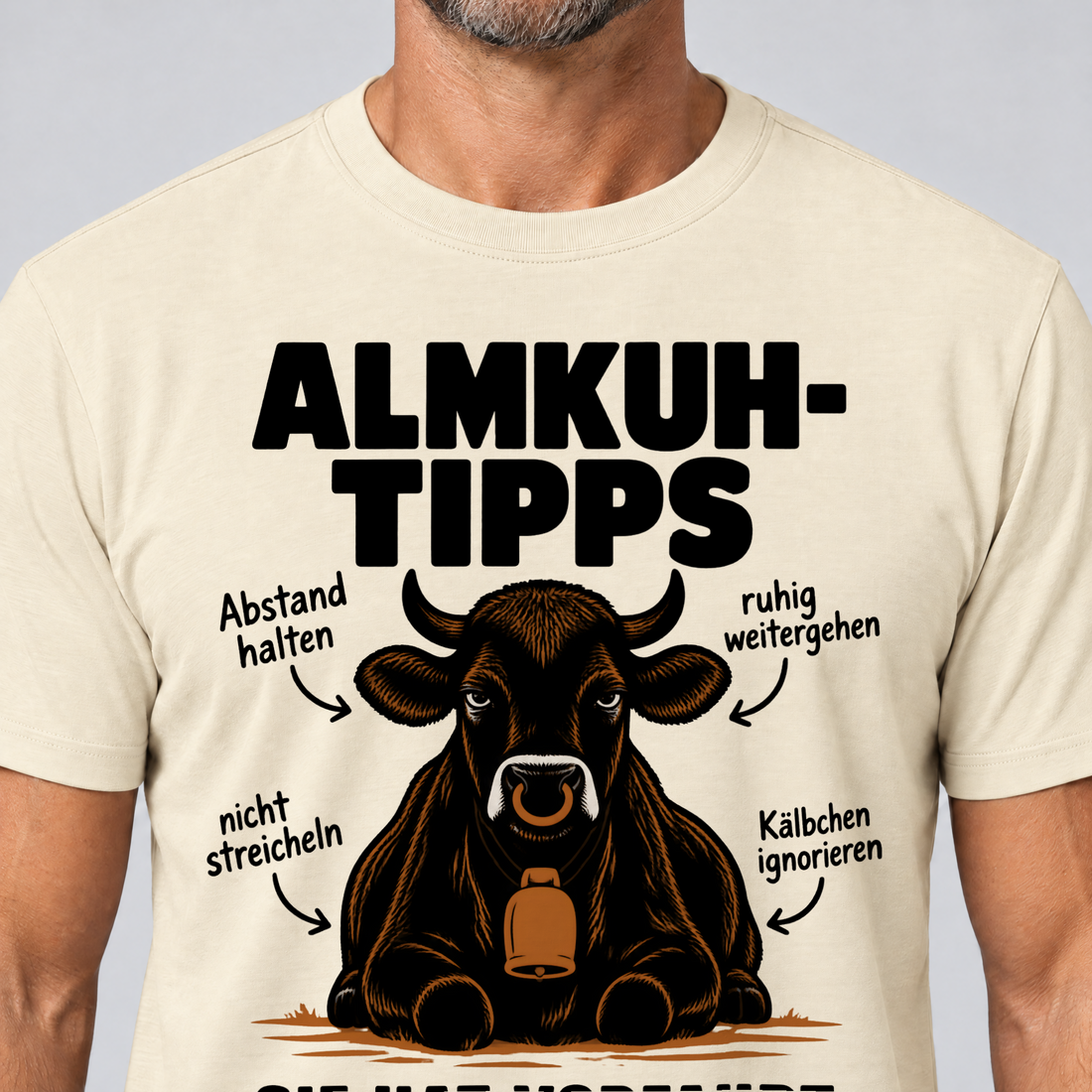 Nahaufnahme des Drucks: Sie hat Vorfahrt – T-Shirt Unisex in Natur, von einem Mann getragen