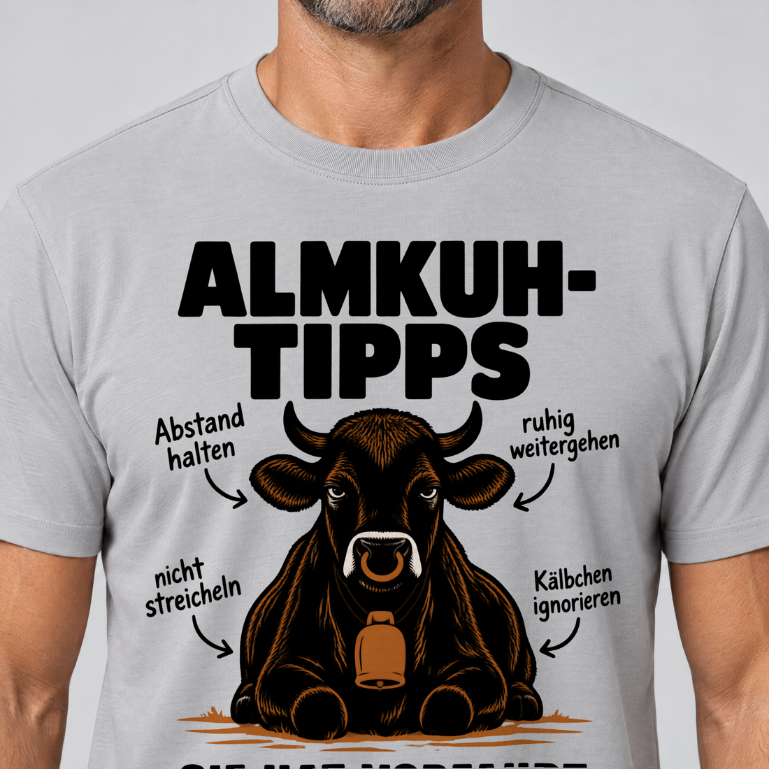 Nahaufnahme des Drucks: Sie hat Vorfahrt – T-Shirt Unisex in Hellgrau, von einem Mann getragen