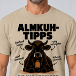 Nahaufnahme des Drucks: Sie hat Vorfahrt – T-Shirt Unisex in Sand, von einem Mann getragen