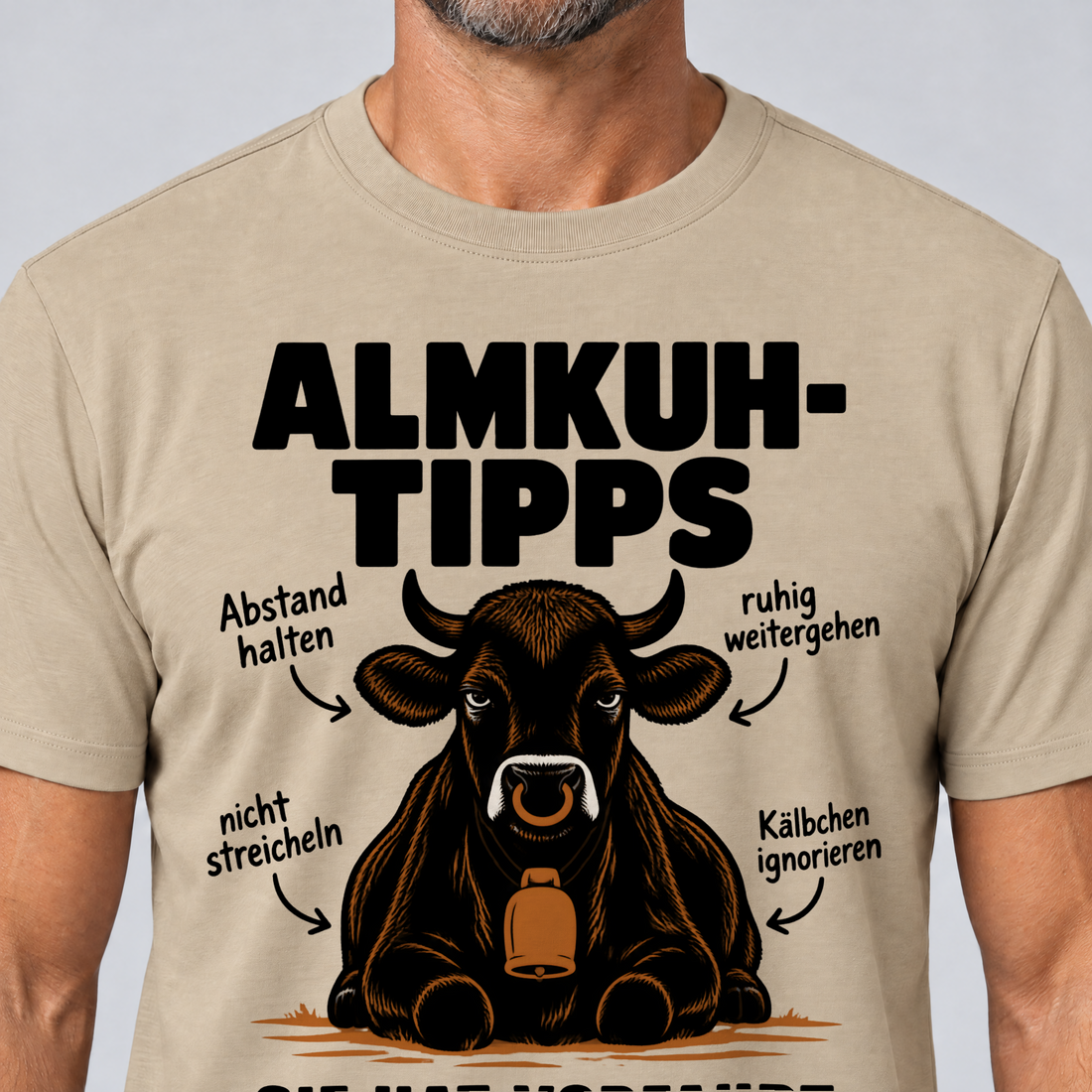 Nahaufnahme des Drucks: Sie hat Vorfahrt – T-Shirt Unisex in Sand, von einem Mann getragen