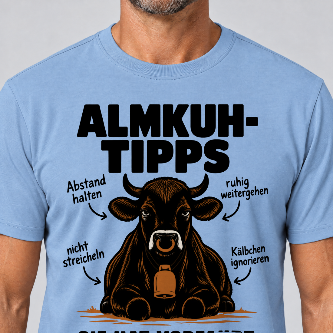 Nahaufnahme des Drucks: Sie hat Vorfahrt – T-Shirt Unisex in Himmelblau, von einem Mann getragen