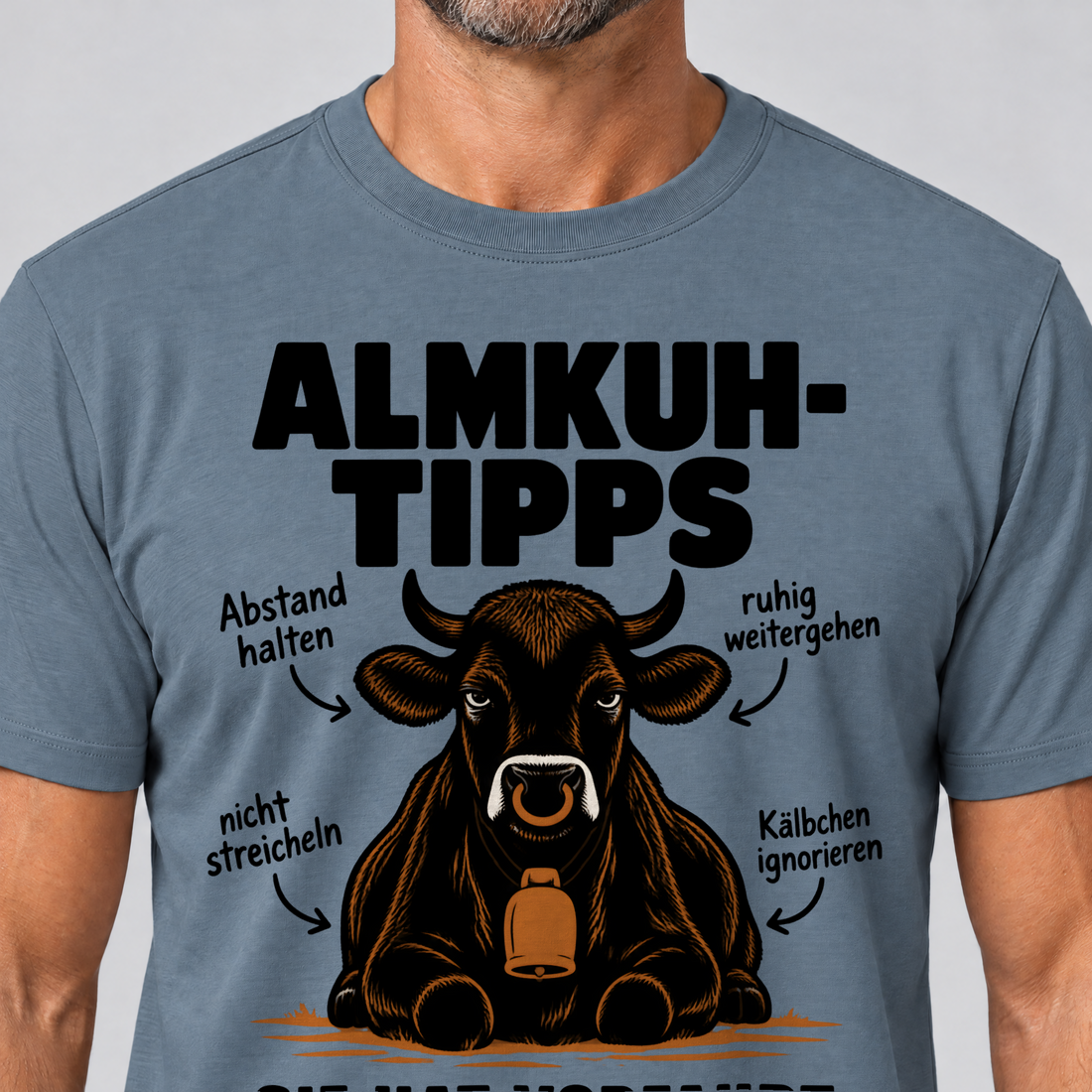 Nahaufnahme des Drucks: Sie hat Vorfahrt – T-Shirt Unisex in Steinblau, von einem Mann getragen