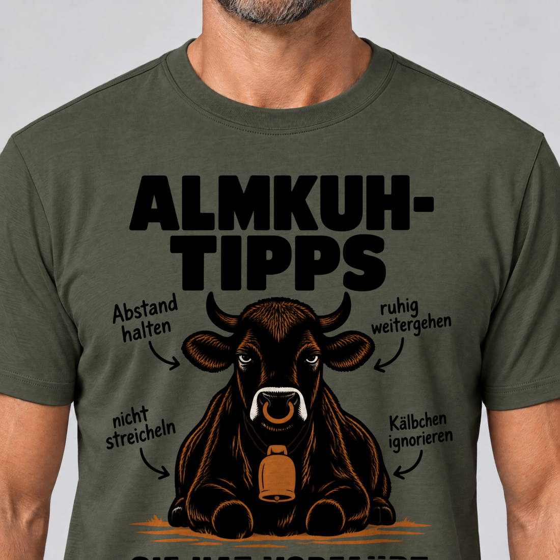 Nahaufnahme des Drucks: Sie hat Vorfahrt – T-Shirt Unisex in Oliv, von einem Mann getragen