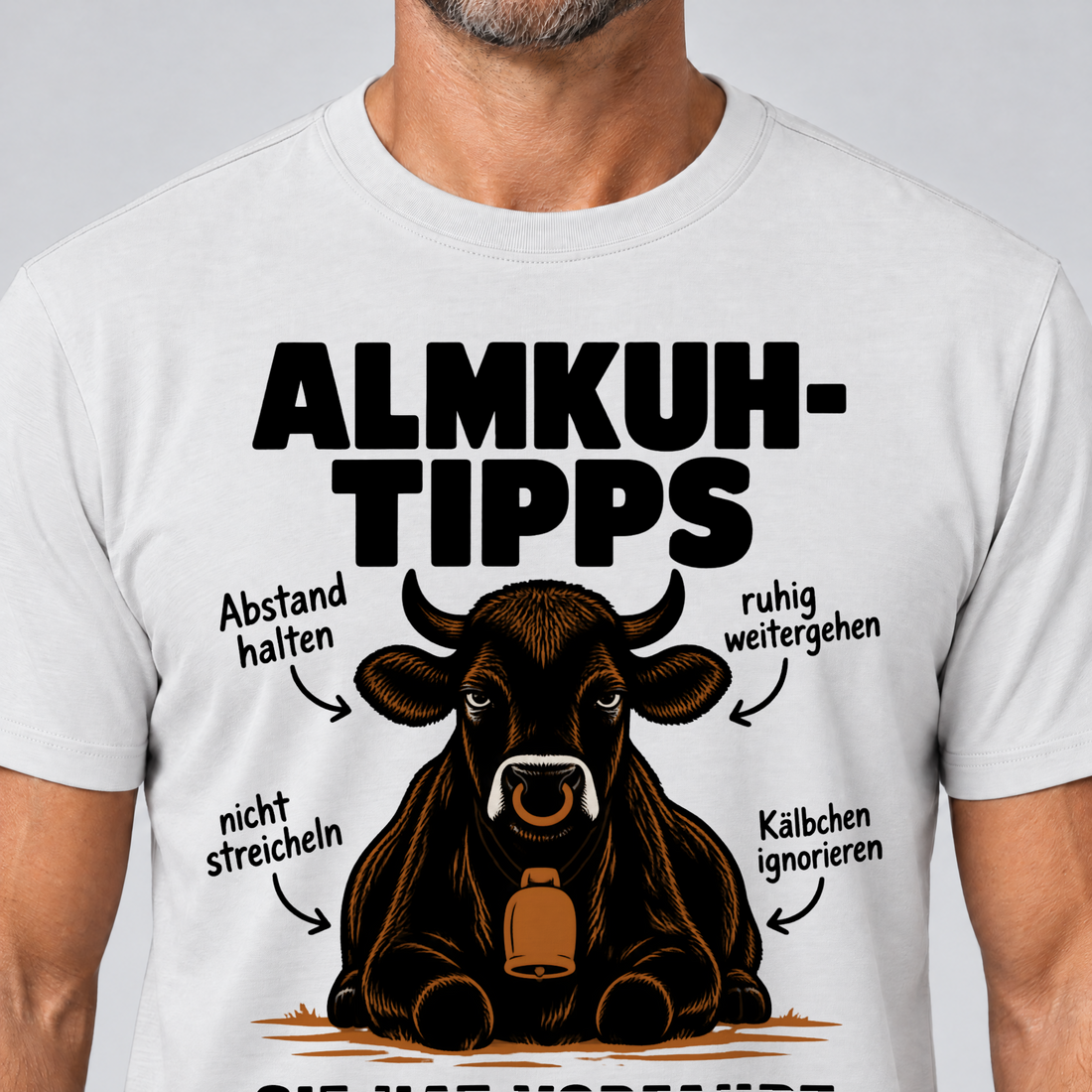 Nahaufnahme des Drucks: Sie hat Vorfahrt – T-Shirt Unisex in Weiß, von einem Mann getragen