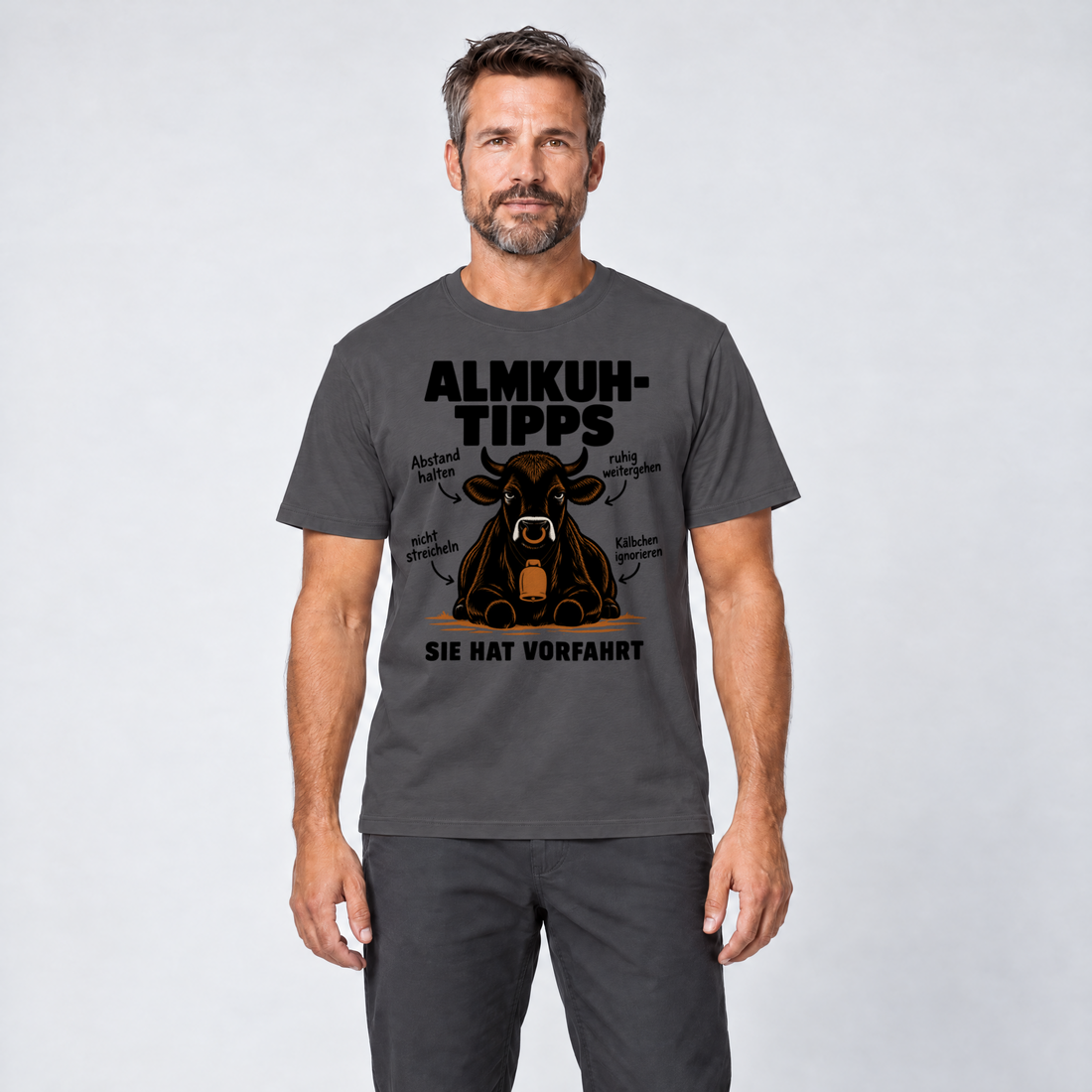 Mann trägt Sie hat Vorfahrt – T-Shirt Unisex in Dunkelgrau, Ansicht von vorn