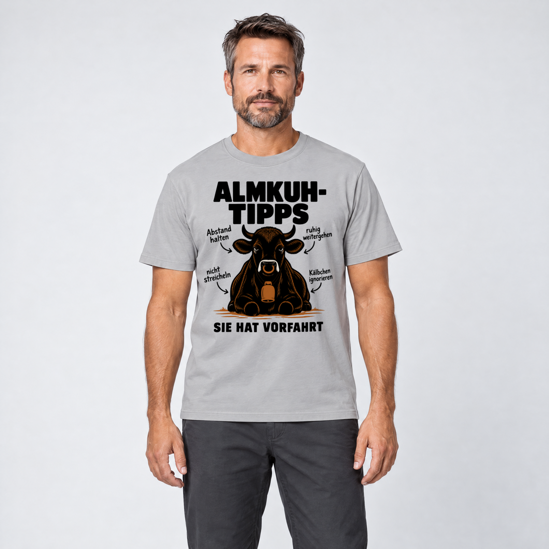 Mann trägt Sie hat Vorfahrt – T-Shirt Unisex in Hellgrau, Ansicht von vorn
