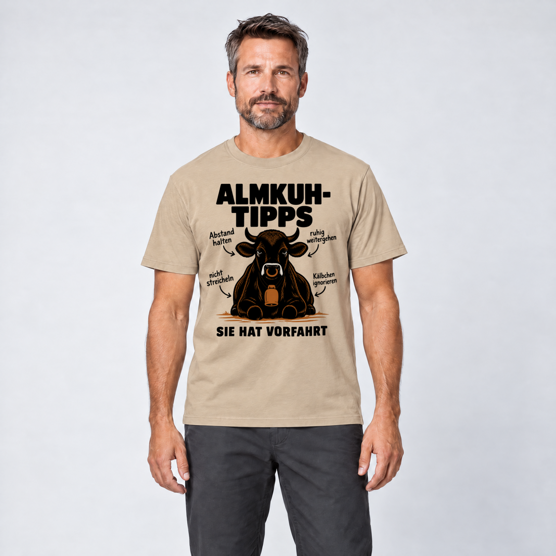 Mann trägt Sie hat Vorfahrt – T-Shirt Unisex in Sand, Ansicht von vorn