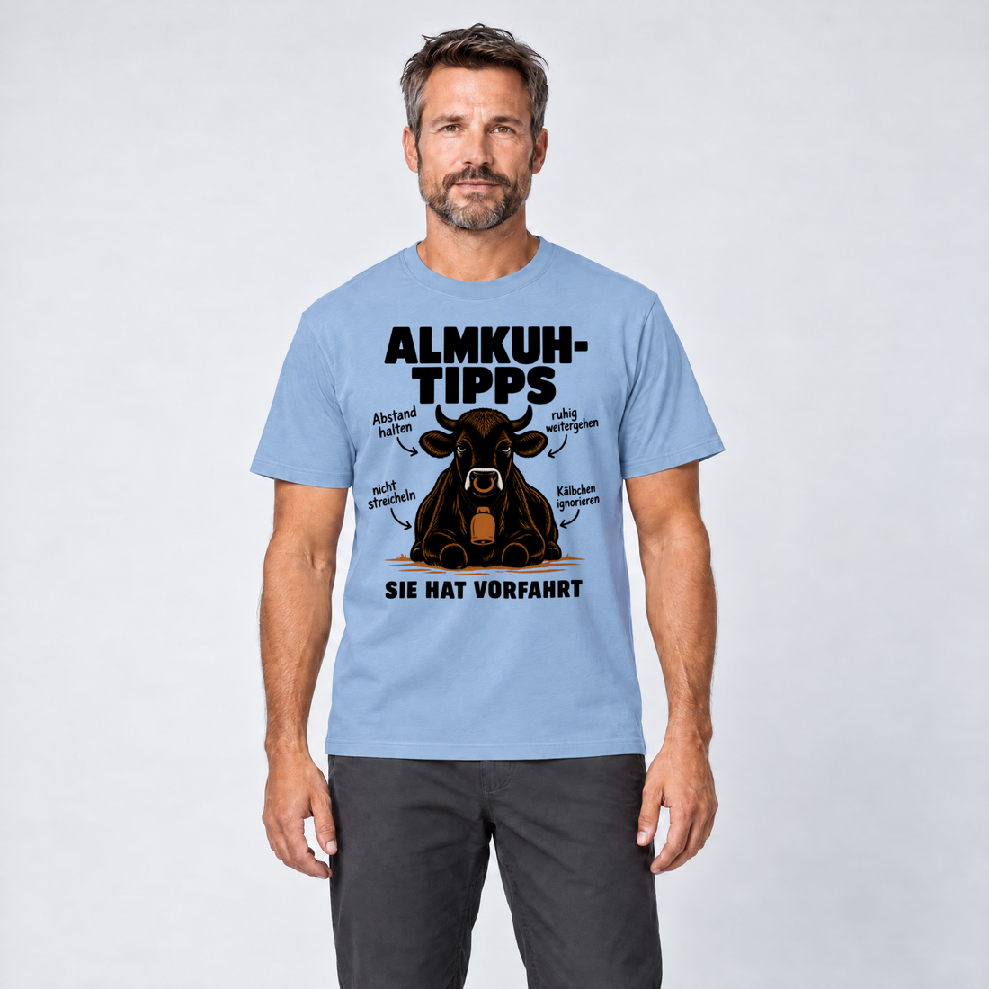 Mann trägt Sie hat Vorfahrt – T-Shirt Unisex in Himmelblau, Ansicht von vorn
