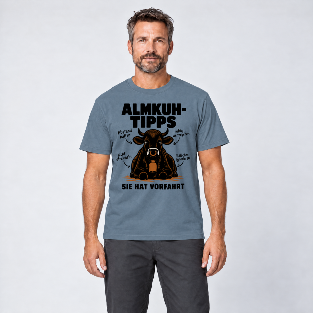 Mann trägt Sie hat Vorfahrt – T-Shirt Unisex in Steinblau, Ansicht von vorn