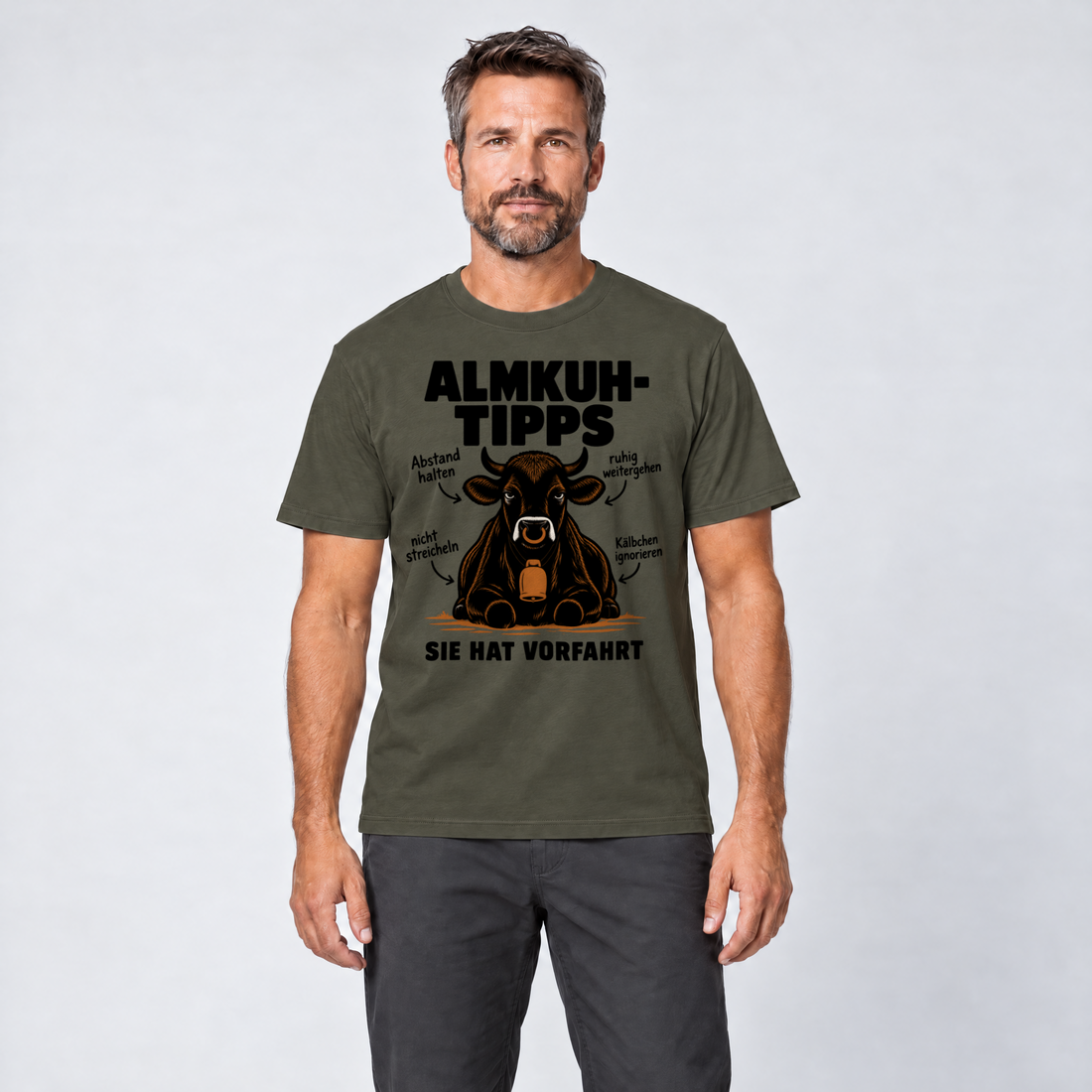 Mann trägt Sie hat Vorfahrt – T-Shirt Unisex in Oliv, Ansicht von vorn