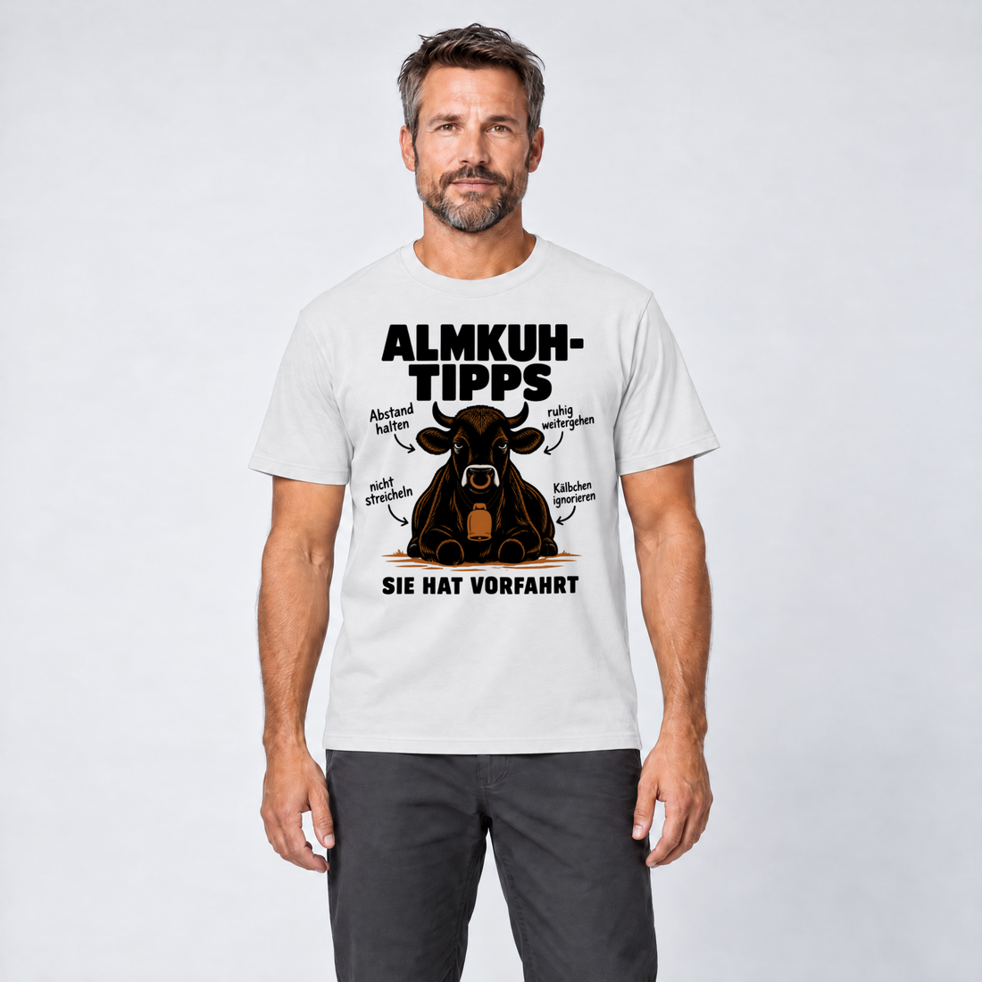 Mann trägt Sie hat Vorfahrt – T-Shirt Unisex in Weiß, Ansicht von vorn
