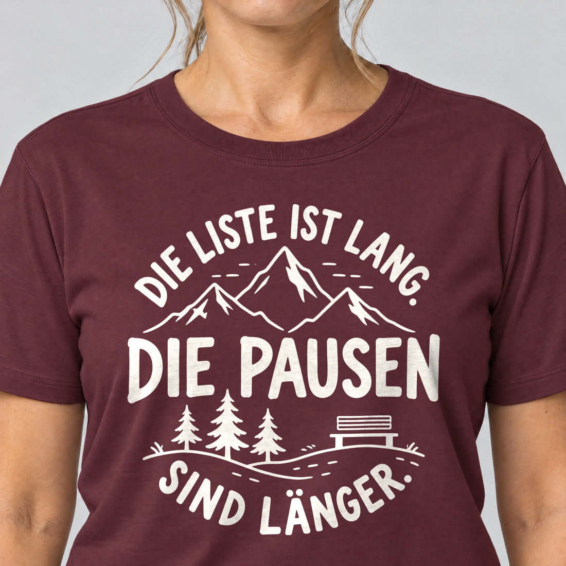 Nahaufnahme des Drucks: Die Pausen sind länger – T-Shirt Unisex in Bordeaux, von einer Frau getragen