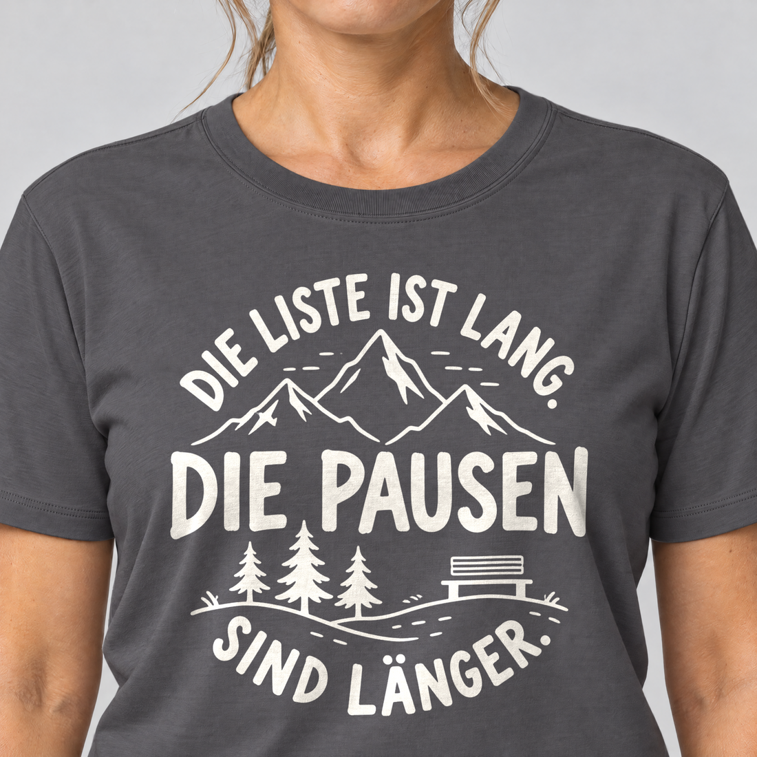 Nahaufnahme des Drucks: Die Pausen sind länger – T-Shirt Unisex in Dunkelgrau, von einer Frau getragen