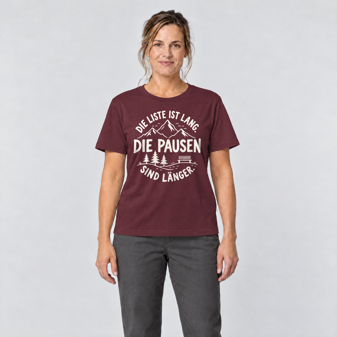 Frau trägt Die Pausen sind länger – T-Shirt Unisex in Bordeaux, Ansicht von vorn