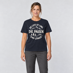 Frau trägt Die Pausen sind länger – T-Shirt Unisex in Navy, Ansicht von vorn