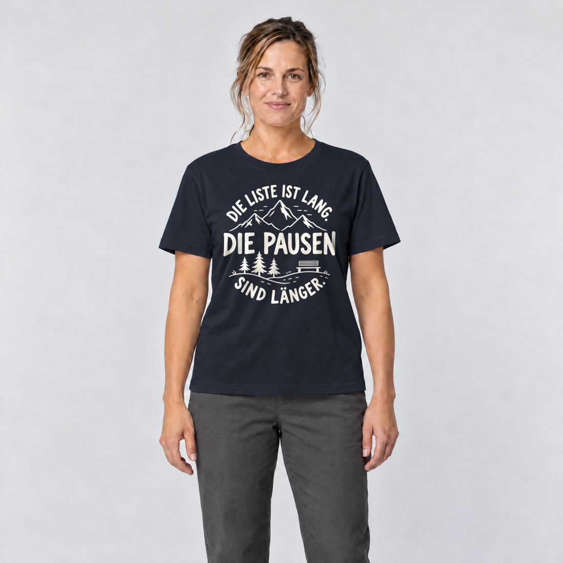 Frau trägt Die Pausen sind länger – T-Shirt Unisex in Navy, Ansicht von vorn