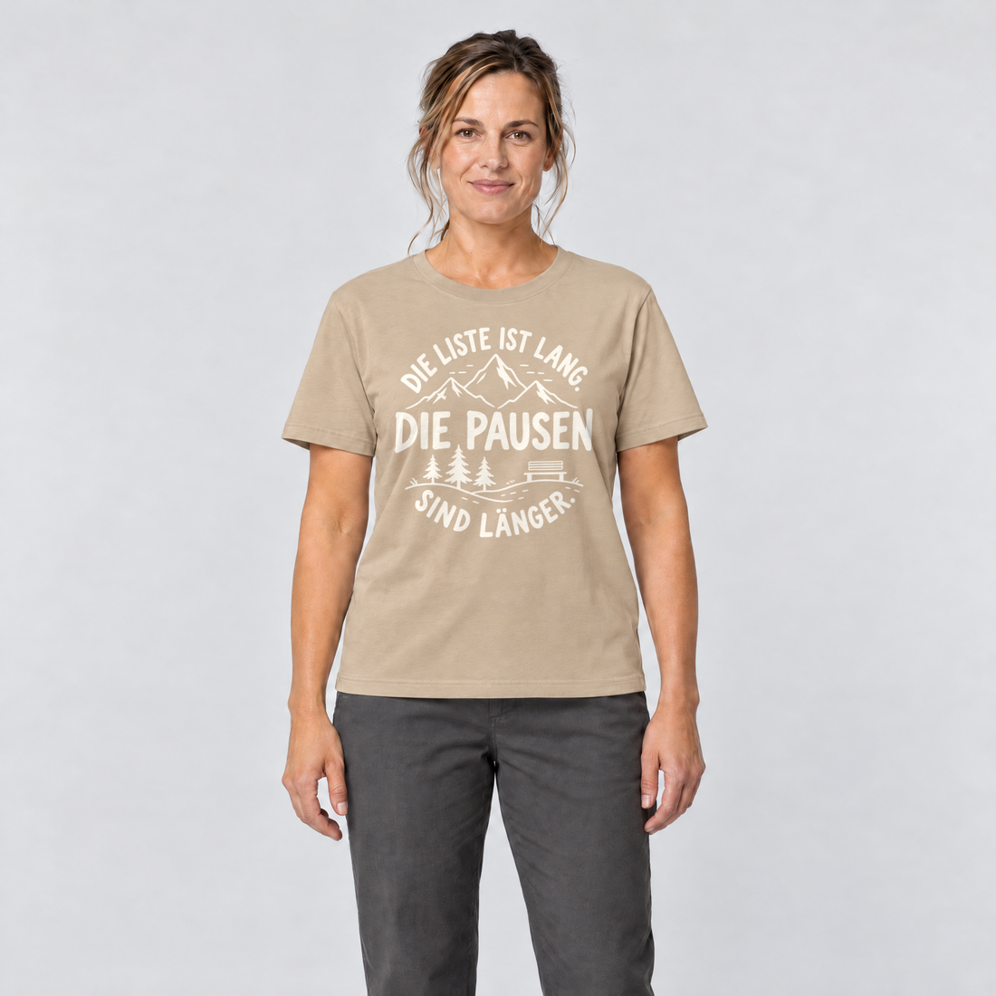Frau trägt Die Pausen sind länger – T-Shirt Unisex in Sand, Ansicht von vorn