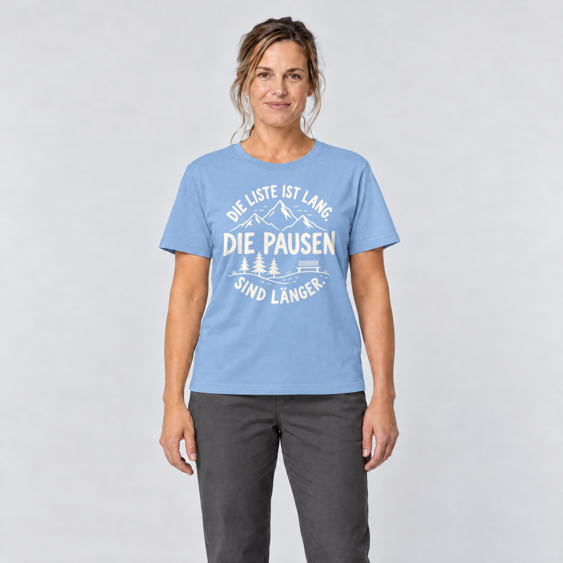 Frau trägt Die Pausen sind länger – T-Shirt Unisex in Himmelblau, Ansicht von vorn