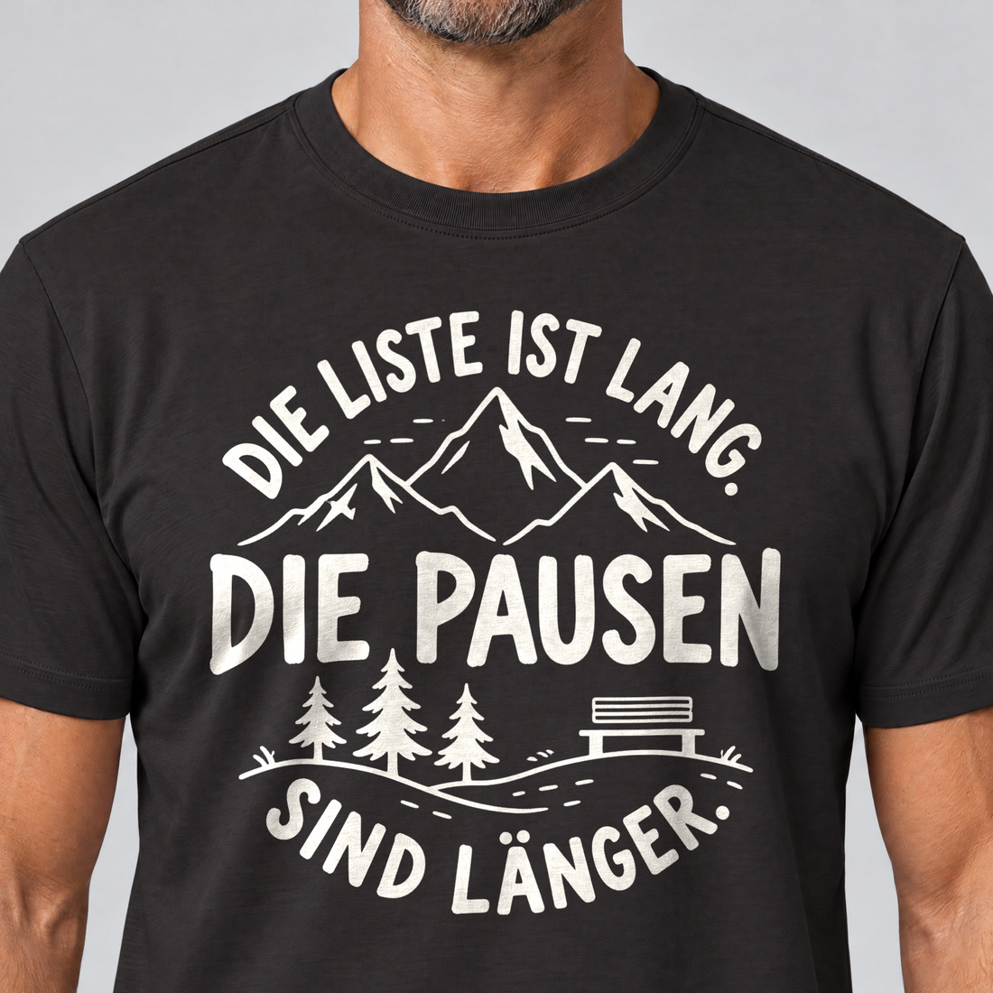 Nahaufnahme des Drucks: Die Pausen sind länger – T-Shirt Unisex in Schwarz, von einem Mann getragen