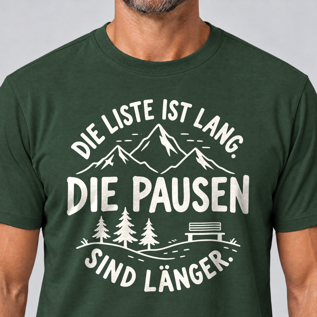 Nahaufnahme des Drucks: Die Pausen sind länger – T-Shirt Unisex in Flaschengrün, von einem Mann getragen