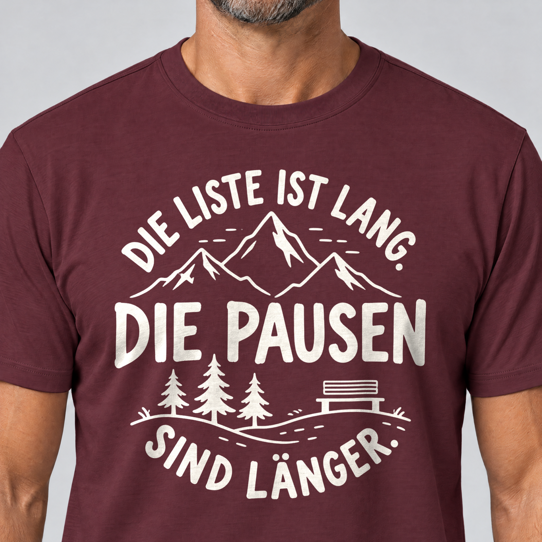 Nahaufnahme des Drucks: Die Pausen sind länger – T-Shirt Unisex in Bordeaux, von einem Mann getragen
