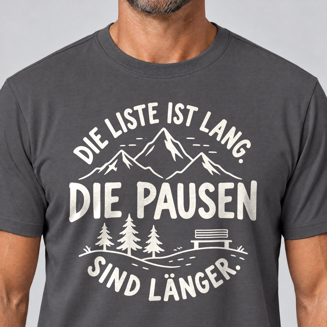 Nahaufnahme des Drucks: Die Pausen sind länger – T-Shirt Unisex in Dunkelgrau, von einem Mann getragen
