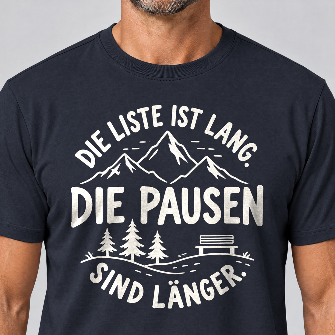 Nahaufnahme des Drucks: Die Pausen sind länger – T-Shirt Unisex in Navy, von einem Mann getragen