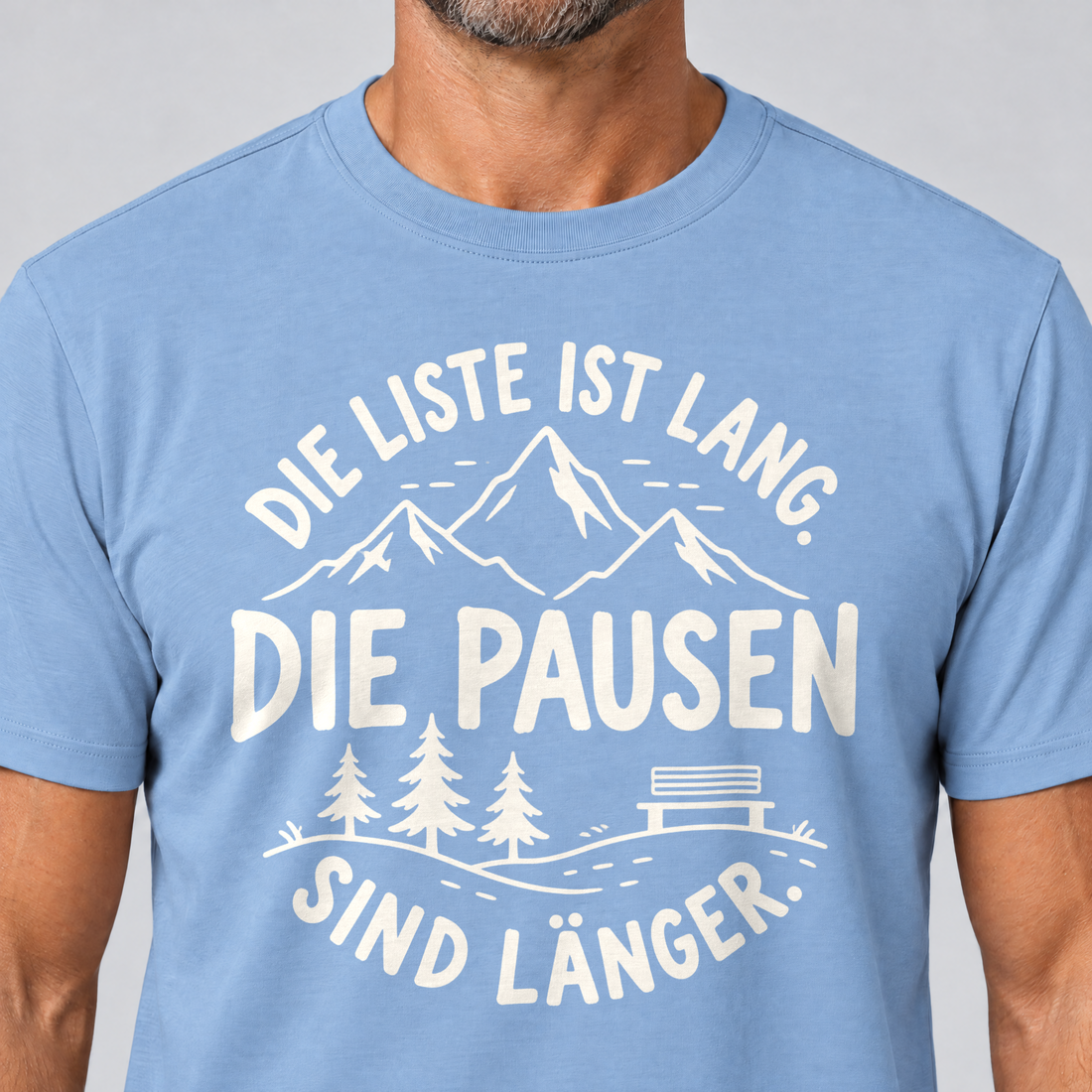 Nahaufnahme des Drucks: Die Pausen sind länger – T-Shirt Unisex in Himmelblau, von einem Mann getragen