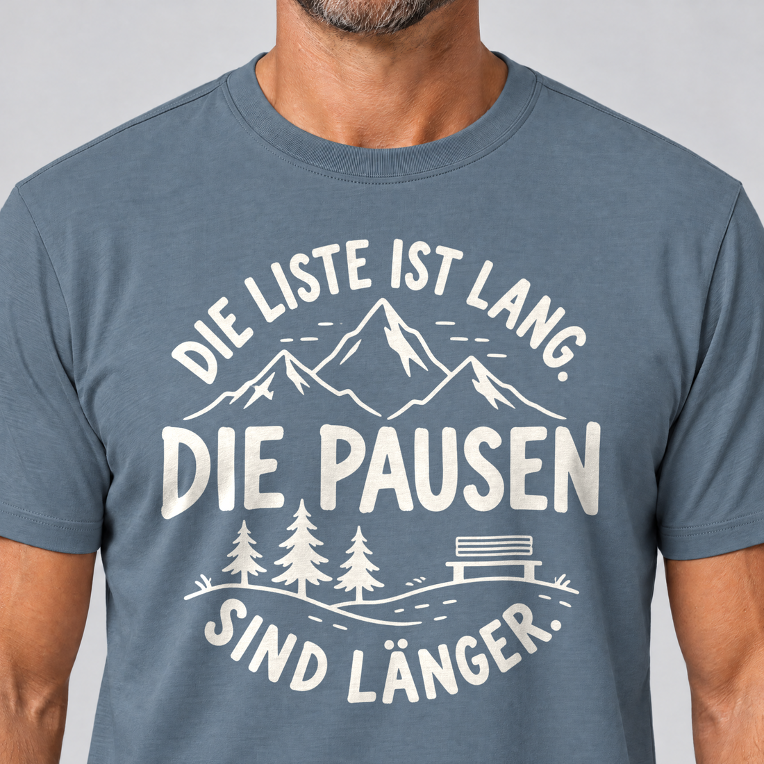 Nahaufnahme des Drucks: Die Pausen sind länger – T-Shirt Unisex in Steinblau, von einem Mann getragen